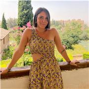 Profesora de inglés imparte clases a niños de primaria